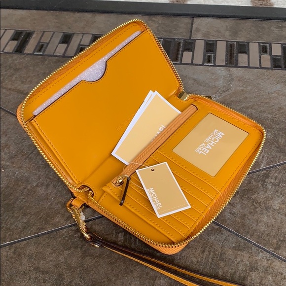 MICHAEL KORS JET SET TRAVEL LG FLAT MF PHN CASE - Picture 9 of 16